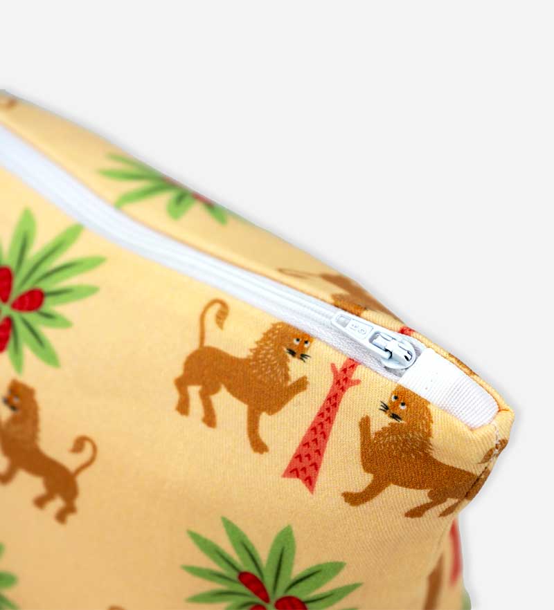 Dettaglio cerniera Leone Reale su pochette artigianale siciliana