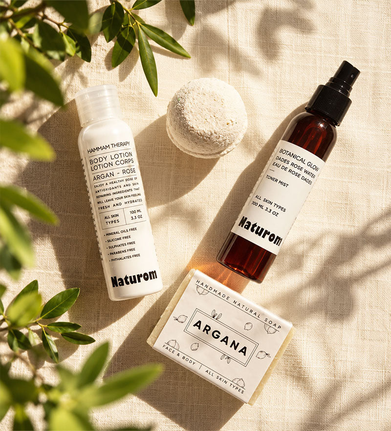 Cosmetici del set Gattopardo: acqua di rosa damascena distillata, lozione corpo argan e rosa, sapone all’argan e sali da bagno.