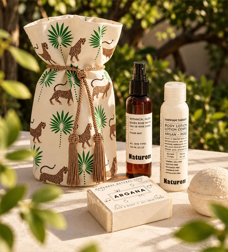 Set bellezza Gattopardo all’aperto con sacchetto decorato, acqua di rose, lozione corpo, sapone e sfera da bagno.
