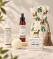 Set regalo bellezza Gattopardo con sacchetto in tessuto, acqua di rose, lozione corpo, sapone e sfera da bagno.