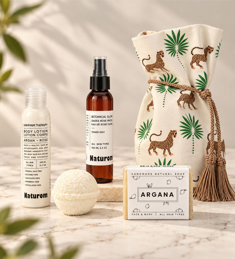 Set regalo bellezza Gattopardo con sacchetto in tessuto, acqua di rose, lozione corpo, sapone e sfera da bagno.